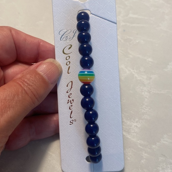 Blue beaded stretch bracelet with rainbow center bead. NWT - Picture 4 of 4